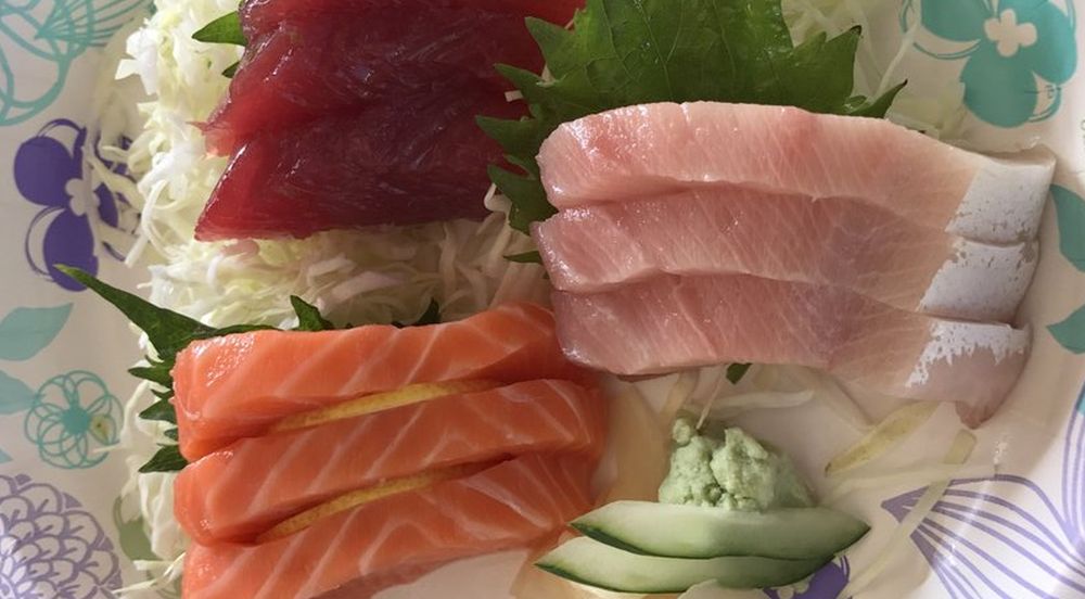 Wayne's Sushi, Maui - lunch sashimi special