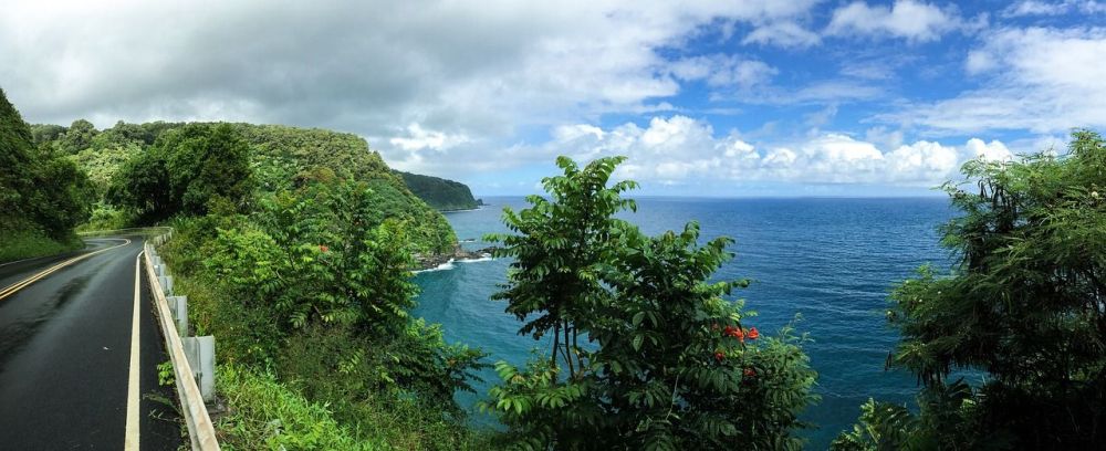 Road to Hanam Maui: driving along cliffs over the ocean