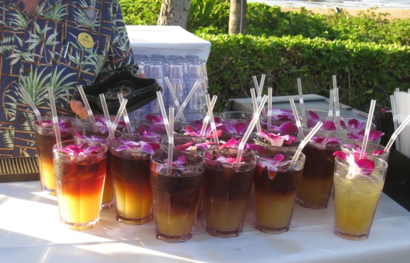 Mai Tai open bar at Hawaiian luau