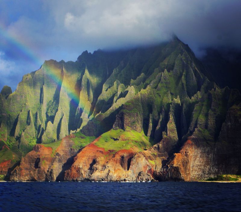 Rainbow over the cliffs of Na Pali Coast, Kauai