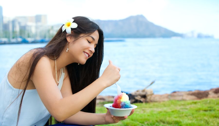 Eating shave ice with view on Diamond Head, Oahu