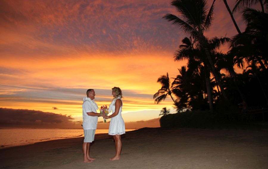Maui wedding beaches guide: Sunset wedding ceremony on Baby Beach, West Maui