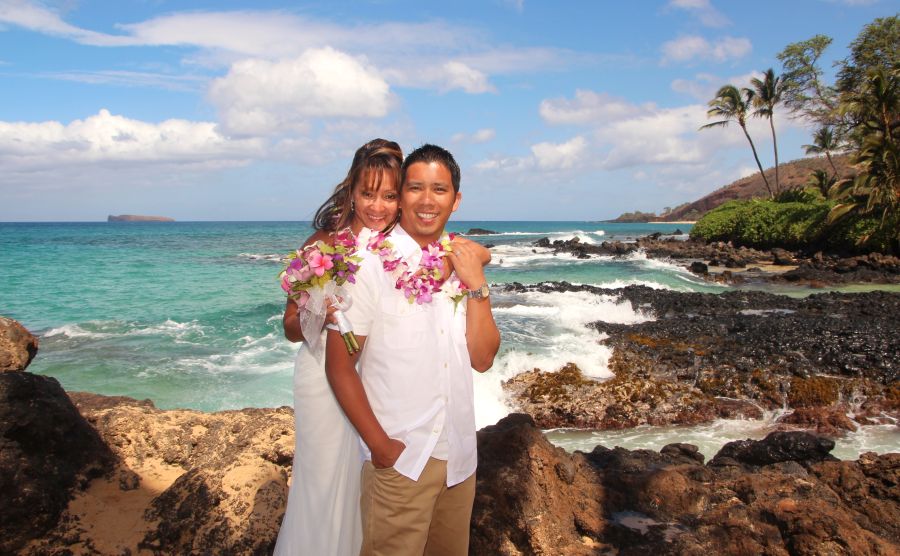 Maui wedding beaches guide: Makena Cove, South Maui, early morning wedding ceremony