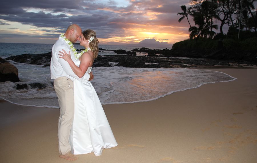 Sunset wedding photo at Makena Cove; CREDIT Linda Simon of Maui Me