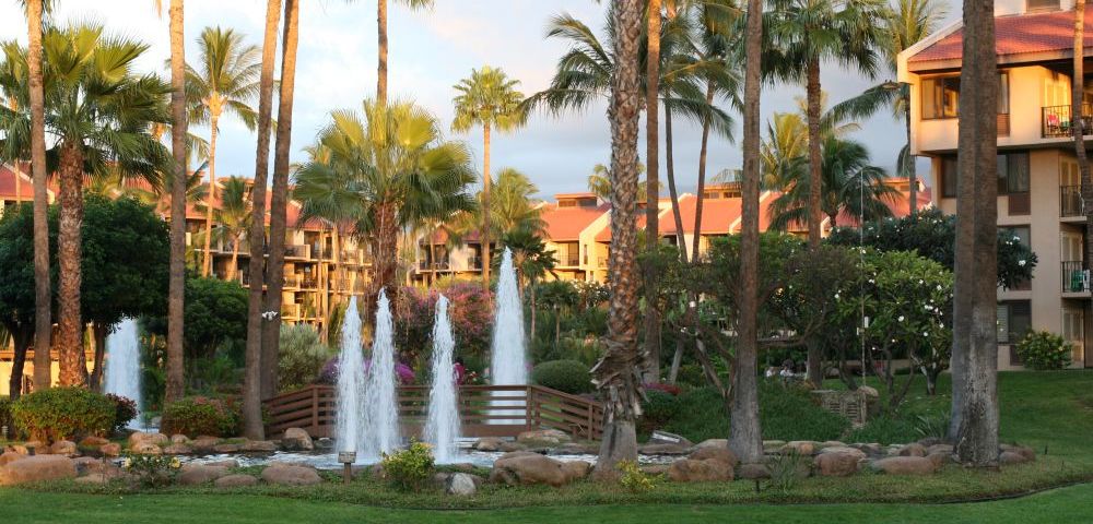 Kamaole Sands condo resort - view on fountains from the street