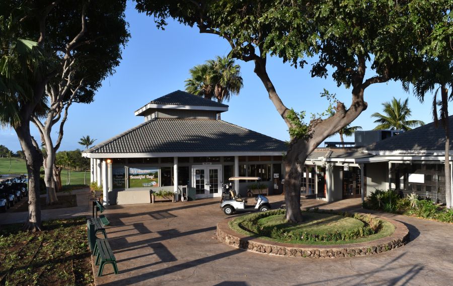 A full service clubhouse and restaurant welcome golfers to Maui Nui Golf Club