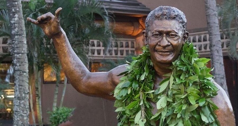 A statue of Hamana Kalili - the inventor of the shaka sign.