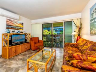 Breezy living area, upgraded sofabed, Flat Screen TV, DVD &WI-FI