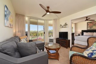 Maui Banyan P-410: Living Room that opens to Lanai
