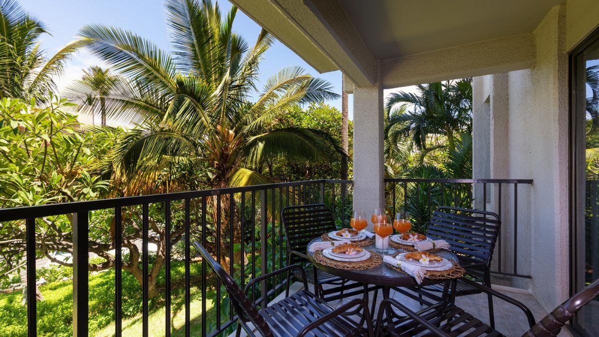 Surrounded by lush greenery the Lanai is a relaxed space for enjoying meals, refreshments & the nice ocean breeze.